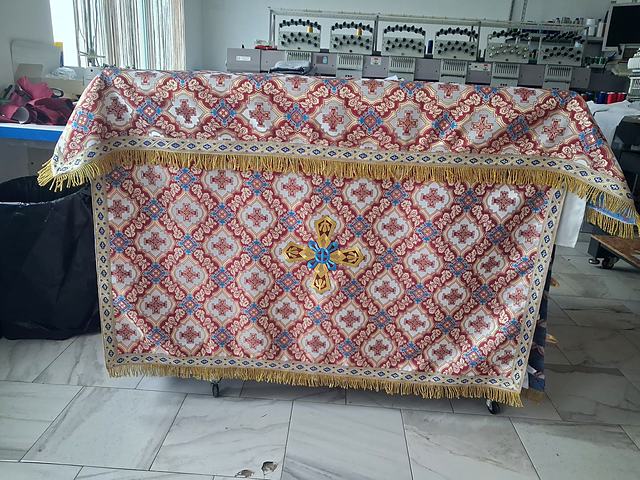 Îmbrăcăminte pentru Sfânta Masă cu franjuri aurii