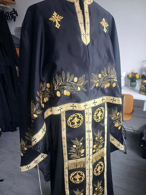 Felon negru cu ramuri de măslin brodate