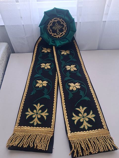 Panglică neagră cu vrej verde și cruce aurie