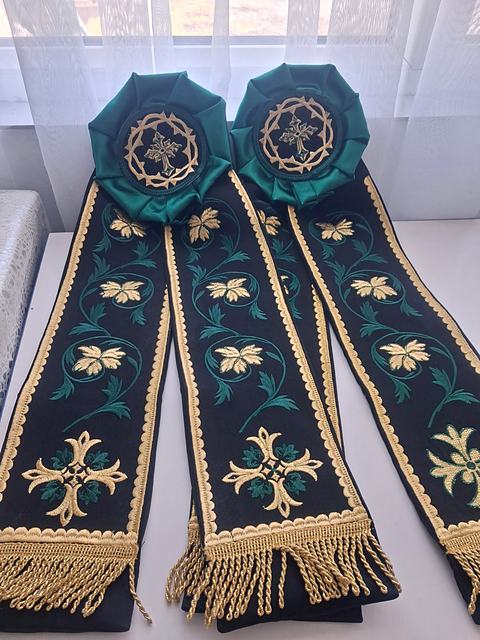 Panglici cu rozetă verde și cununa de spini