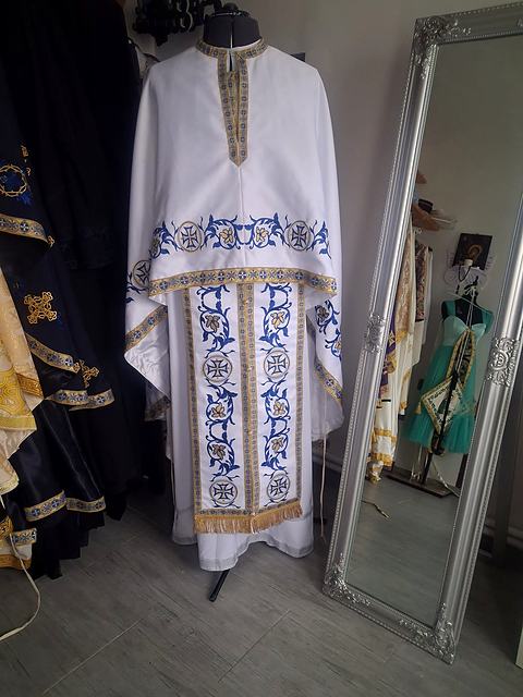 Set alb cu vrej albastru și cruci în medalion