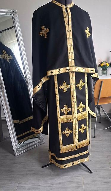 Set negru cu cruci aurii și galon