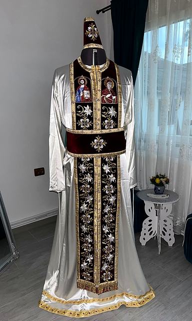 Stihar alb cu epitrahil vișiniu și icoane