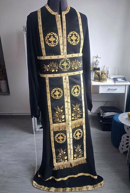 Epitrahil negru cu medalioane aurii